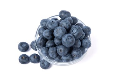 Yabanmersini. Beyaz arka planda izole edilmiş bir tabakta olgun ve taze yaban mersini. Vitaminler. Sağlıklı yiyecekler. Meyve suyu. Uzayı kopyala Metin için yer