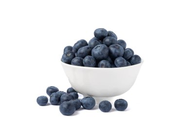 Yabanmersini. Beyaz arka planda izole edilmiş bir tabakta olgun ve taze yaban mersini. Vitaminler. Sağlıklı yiyecekler. Meyve suyu. Uzayı kopyala Metin için yer