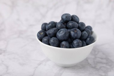 Yabanmersini. Mermer kaplama bir tabakta olgun ve taze yaban mersini. Vitaminler. Sağlıklı yiyecekler. Meyve suyu. Uzayı kopyala Metin için yer