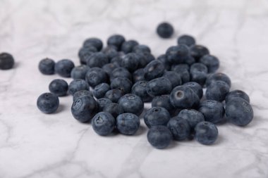 Yabanmersini. Mermer zemin üzerinde olgun ve taze yaban mersini. Vitaminler. Sağlıklı yiyecekler. Meyve suyu. Uzayı kopyala Metin için yer