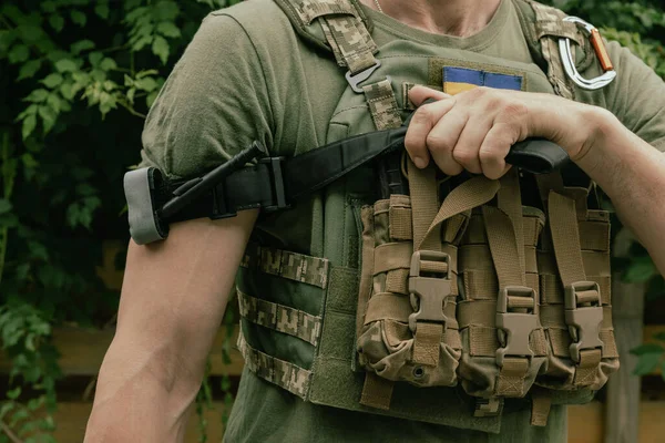 Militar Segura Torniquete Médico Suas Mãos Para Parar Sangue Primeiros — Fotografia de Stock