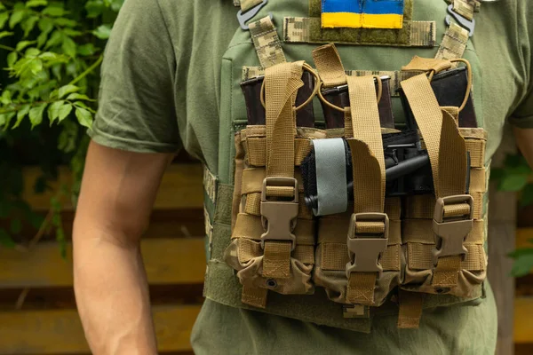 Egy Katona Álcázott Taktikai Egyenruhában Katonai Golyóálló Mellényben Zöldség Hátterében — Stock Fotó