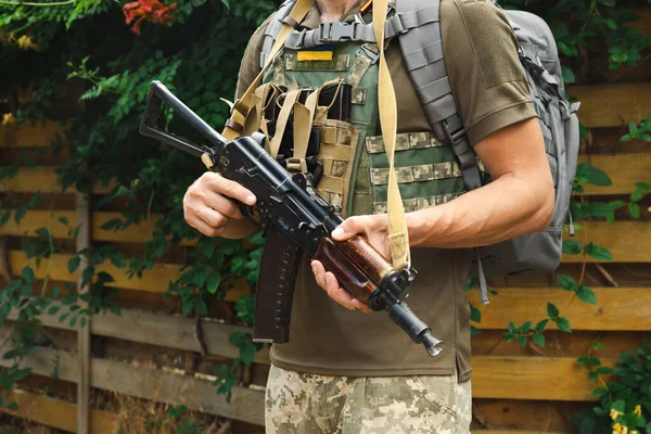 Військовий Військовій Броні Тактичним Автоматичним Кулеметом Калашникова Руках Броня Кузова — стокове фото