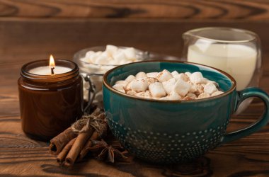 Kahverengi dokuma masasında kış içecekleri için marşmelovlar ve marşmelovlar. Kış içeceği. Marshmallow ve baharatlı sıcak çikolata..