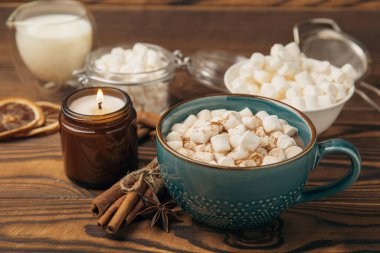 Kahverengi dokuma masasında kış içecekleri için marşmelovlar ve marşmelovlar. Kış içeceği. Marshmallow ve baharatlı sıcak çikolata..