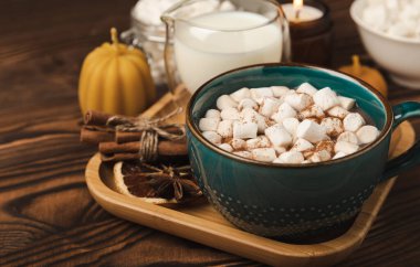 Kahverengi dokuma masasında kış içecekleri için marşmelovlar ve marşmelovlar. Kış içeceği. Marshmallow ve baharatlı sıcak çikolata..