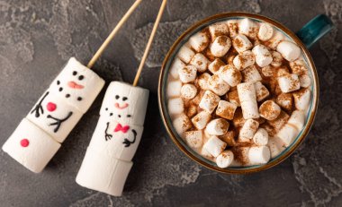 Eritilmiş kardan adam şekerli sıcak çikolata kupası. Çocuklar için şeker. Komik kardan adam. Noel kış tatili dekorasyonu. Yeni yıl kartı. Sıcak kış içeceği..