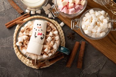 Eritilmiş kardan adam şekerli sıcak çikolata kupası. Çocuklar için şeker. Komik kardan adam. Noel kış tatili dekorasyonu. Yeni yıl kartı. Sıcak kış içeceği..