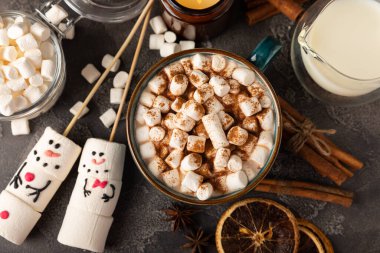 Eritilmiş kardan adam şekerli sıcak çikolata kupası. Çocuklar için şeker. Komik kardan adam. Noel kış tatili dekorasyonu. Yeni yıl kartı. Sıcak kış içeceği..