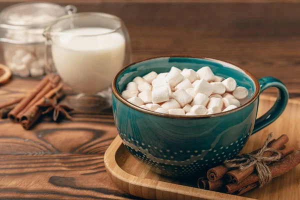 Tasse Leckeres Kakaogetränk Und Marshmallows Blauer Tasse Gewürze Und Marshmallows — Stockfoto