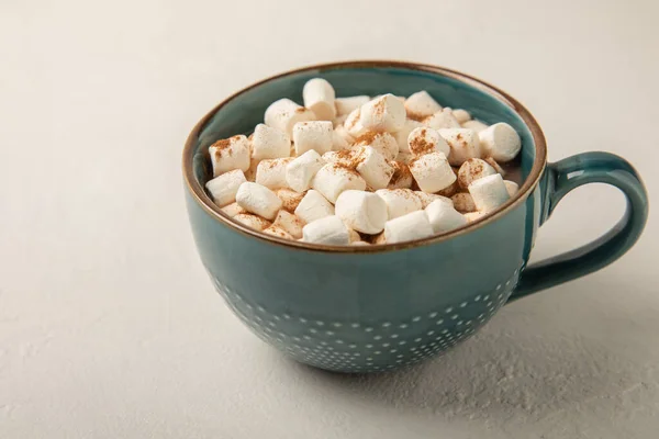 Bebida Cacau Fundo Textura Branca Chocolate Quente Com Pequenos Marshmallows — Fotografia de Stock