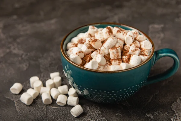 Tasse Leckeres Kakaogetränk Und Marshmallows Blauer Tasse Gewürze Und Marshmallows — Stockfoto