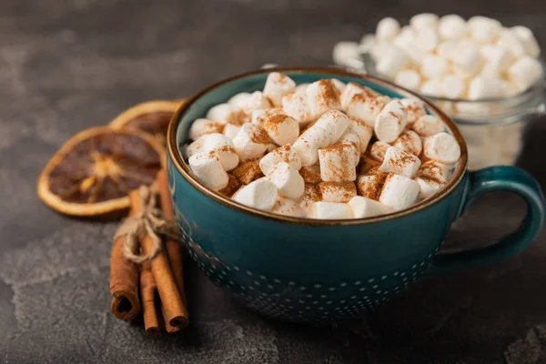 Tasse Leckeres Kakaogetränk Und Marshmallows Blauer Tasse Gewürze Und Marshmallows — Stockfoto