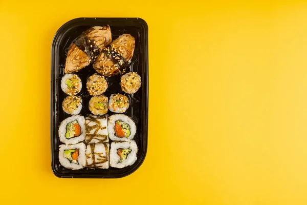 Pyszne Bułki Sushi Jednorazowych Pudełkach Żółtym Tle Koncepcja Dostarczania Żywności — Zdjęcie stockowe