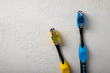 Ağız bakımı. Gri çimento arka planda diş fırçaları. Banyo için kozmetik ürünler konsepti. Düz konum, üst görünüm, kopyalama alanı. Ağız bakım ürünleri hazır. Diş hijyeni.