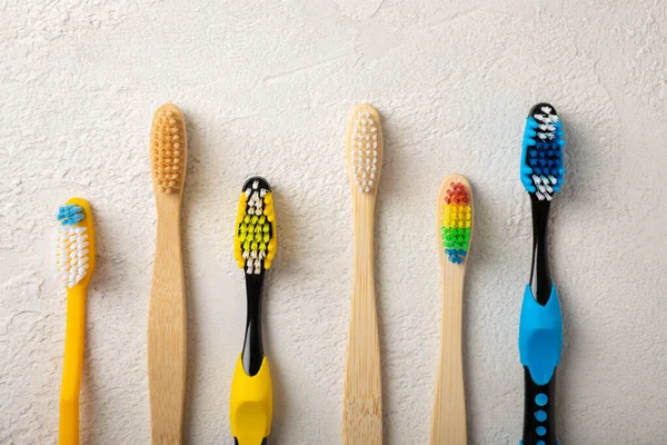 Mundpflege Zahnbürsten Auf Grauem Zementhintergrund Das Konzept Kosmetischer Produkte Für — Stockfoto