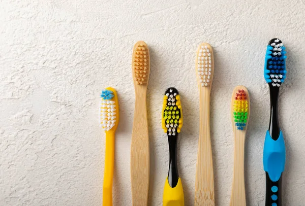 Mundpflege Zahnbürsten Auf Grauem Zementhintergrund Das Konzept Kosmetischer Produkte Für — Stockfoto