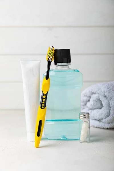 Productos Higiene Oral Cepillo Dental Enjuague Bucal Sobre Fondo Blanco — Foto de Stock