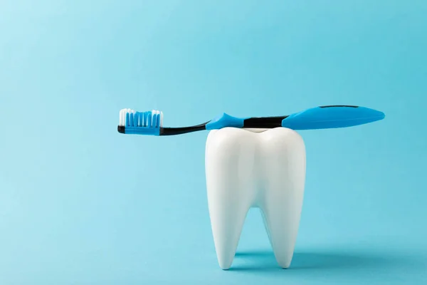 Modelo Limpeza Dente Branco Com Uma Escova Dentes Fundo Azul — Fotografia de Stock