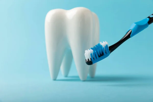 Modelo Limpieza Diente Blanco Con Cepillo Dientes Sobre Fondo Azul — Foto de Stock