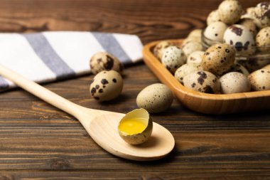 Kahverengi desenli bıldırcın yumurtaları. Çiğ yumurta. Kırık bıldırcın yumurtası. Doğal ürünler. Mesaj için yer. Taze bıldırcın yumurtası..