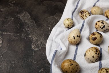 Siyah desenli bıldırcın yumurtaları. Tam ve kırık bıldırcın yumurtaları. Doğal ürünler. Mesaj için yer. Taze bıldırcın yumurtası..