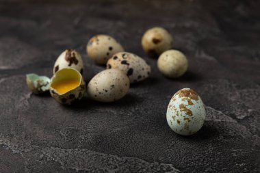 Siyah desenli bıldırcın yumurtaları. Tam ve kırık bıldırcın yumurtaları. Doğal ürünler. Mesaj için yer. Taze bıldırcın yumurtası..