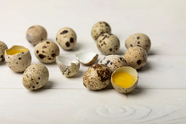 Huevos Codorniz Sobre Fondo Textura Blanca Huevos Enteros Rotos Codorniz — Foto de Stock