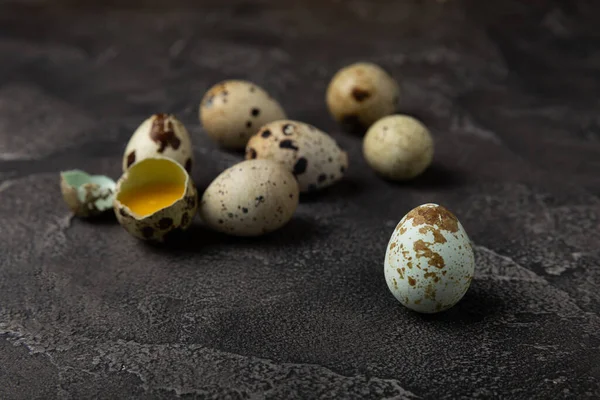 Перепелиные Яйца Фоне Черной Текстуры Целые Разбитые Перепелиные Яйца Натуральные — стоковое фото