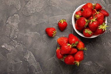 Siyah desenli bir tabakta taze olgun çilekler. Vejetaryen organik böğürtlen. Sağlıklı yiyecek. Vitamin.