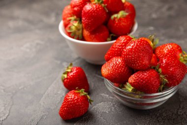 Siyah desenli bir tabakta taze olgun çilekler. Vejetaryen organik böğürtlen. Sağlıklı yiyecek. Vitamin.