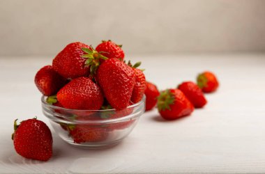 Beyaz ahşap bir arka planda taze olgun çilekler. Vejetaryen organik böğürtlen. Sağlıklı yiyecek. Vitamin.