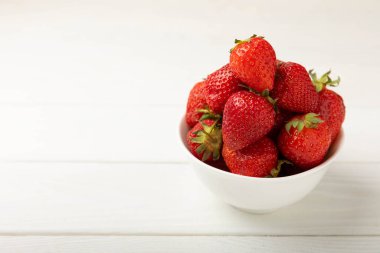 Beyaz ahşap bir arka planda taze olgun çilekler. Vejetaryen organik böğürtlen. Sağlıklı yiyecek. Vitamin.