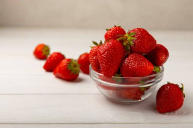 Beyaz ahşap bir arka planda taze olgun çilekler. Vejetaryen organik böğürtlen. Sağlıklı yiyecek. Vitamin.