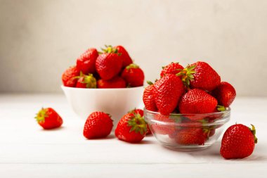 Beyaz ahşap bir arka planda taze olgun çilekler. Vejetaryen organik böğürtlen. Sağlıklı yiyecek. Vitamin.