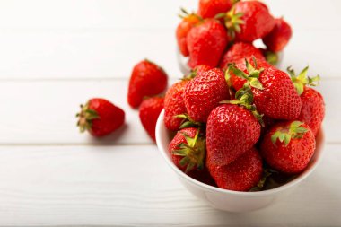 Beyaz ahşap bir arka planda taze olgun çilekler. Vejetaryen organik böğürtlen. Sağlıklı yiyecek. Vitamin.