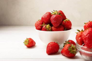 Beyaz ahşap bir arka planda taze olgun çilekler. Vejetaryen organik böğürtlen. Sağlıklı yiyecek. Vitamin.