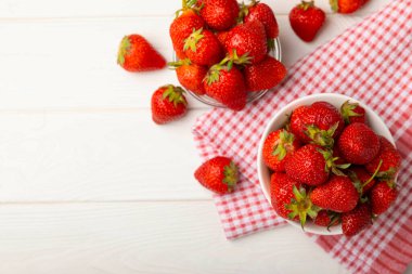 Beyaz ahşap bir arka planda taze olgun çilekler. Vejetaryen organik böğürtlen. Sağlıklı yiyecek. Vitamin.