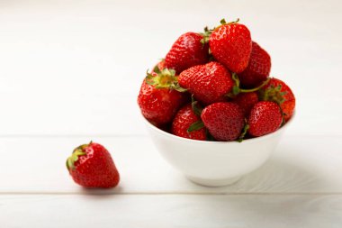 Beyaz ahşap bir arka planda taze olgun çilekler. Vejetaryen organik böğürtlen. Sağlıklı yiyecek. Vitamin.