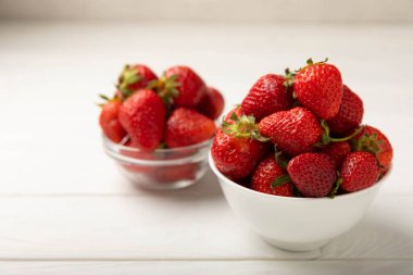 Beyaz ahşap bir arka planda taze olgun çilekler. Vejetaryen organik böğürtlen. Sağlıklı yiyecek. Vitamin.