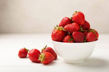 Beyaz ahşap bir arka planda taze olgun çilekler. Vejetaryen organik böğürtlen. Sağlıklı yiyecek. Vitamin.