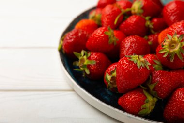 Beyaz ahşap bir arka planda taze olgun çilekler. Vejetaryen organik böğürtlen. Sağlıklı yiyecek. Vitamin.