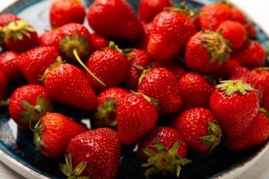 Beyaz ahşap bir arka planda taze olgun çilekler. Vejetaryen organik böğürtlen. Sağlıklı yiyecek. Vitamin.