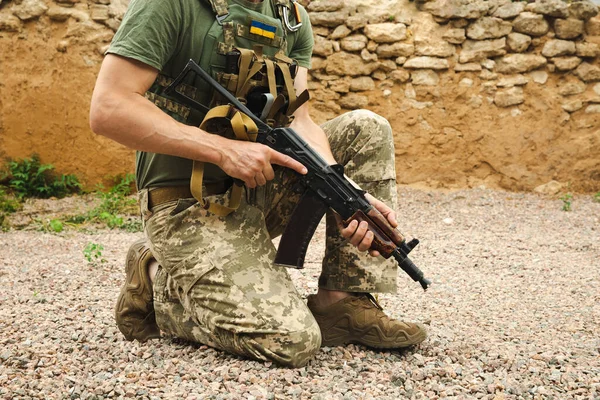 Espingarda Assalto Kalashnikov Nas Mãos Militar Conceito Militar Não Guerra — Fotografia de Stock