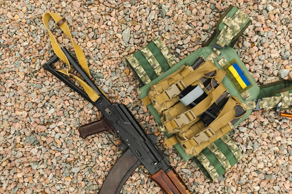 Uma Armadura Militar Uma Espingarda Assalto Kalashnikov Armadura Corpo Com — Fotografia de Stock