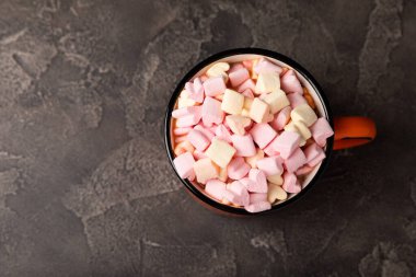 Kakao, siyah dokudan yapılır. Küçük marşmelov ve baharatlı sıcak çikolata. Kış içeceği konsepti. Kopyalanacak yer. Metin için yer