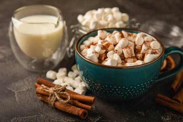 Tasse Leckeres Kakaogetränk Und Marshmallows Blauer Tasse Gewürze Und Marshmallows — Stockfoto