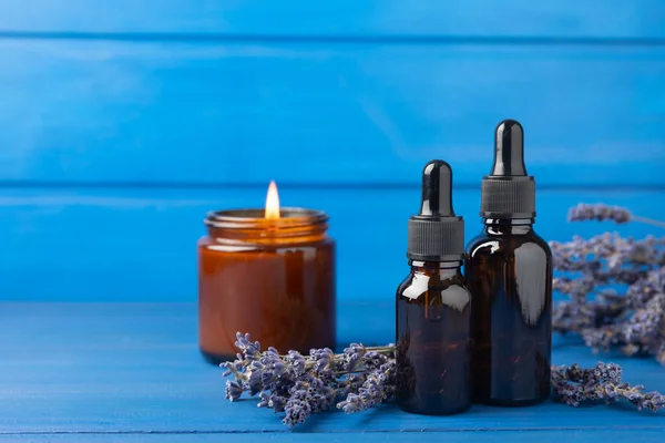 Olio Essenziale Lavanda Fondo Blu Concetto Spa Rilassati Olio Aromatico — Foto Stock