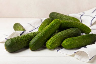 Beyaz ahşap üzerinde taze salatalıklar. Vejetaryen organik sebzeler. Salata için. Sağlıklı yiyecek. Boşluğu kopyala. Metin için yer