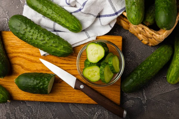 Pepinos Orgânicos Frescos Contra Fundo Mármore Preto Fatias Pepino Ingrediente — Fotografia de Stock